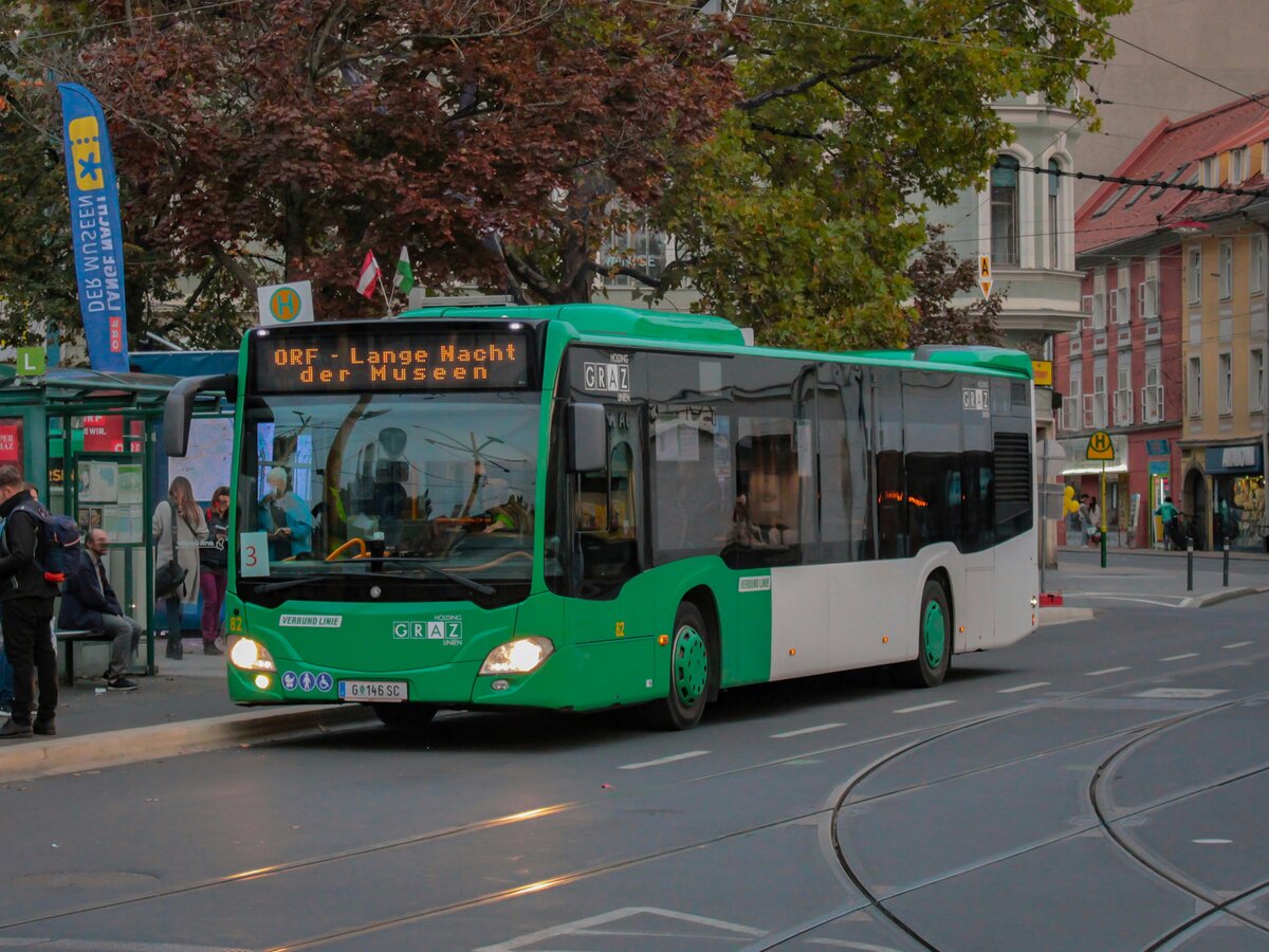 Graz. Nach einem Jahr Pause fand am 02.10.2021 die <i>Lange Nacht der Museen</i> statt. Wagen 82 der Graz Linien steht hier am Jakominiplatz als Shuttlebuslinie 3.