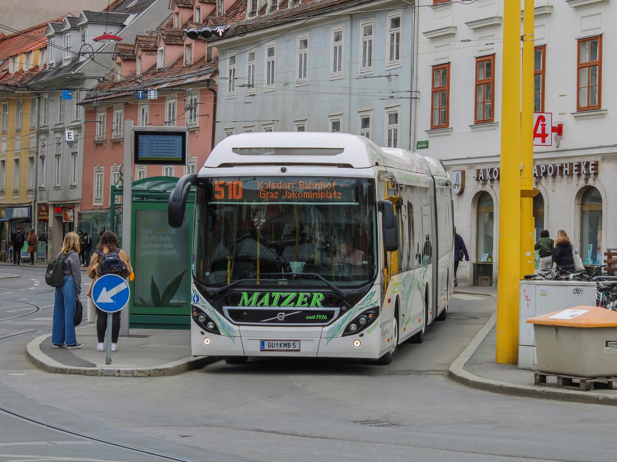Graz. Neben den Graz Linien ist Matzer das Einzige Verkehrsunternehmen im Raum Graz, welches einen Gelenkbus besitzt. Im Fuhrpark befindet sich ein Volvo 7900 Hybrid, dieser wartet hier am Jakominiplatz auf die Abfahrt Richtung Kalsdorf.