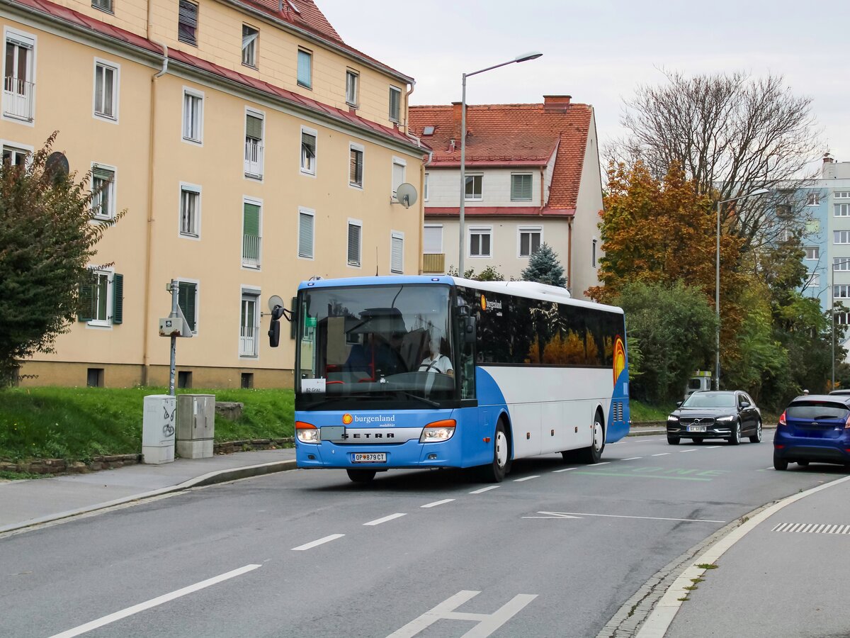 Graz. Neben Sprintern und Tourismo, beheimatet die Verkehrsbetriebe Burgenland auch Überlandbusse. Aus dem Hause Setra stammt dieser S 415 UL, hier als Linie B2 in Fahrtrichtung Graz St. Leonhard, aufgenommen bei der Flurgasse.