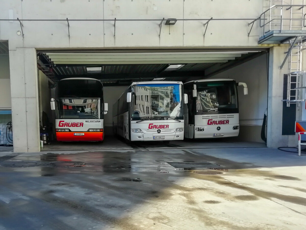 Graz. Nicht nur die Busse auf dem Foto sind historisch, sondern auch der Betriebshof: Mit Schulbeginn im Jahr 2021, verlor die Firma Gruber ihre gesamten Bus-Leistungen im Raum Graz. Am 17.01.2021 konnte ich dieses Foto in der alten Garage in der Rankengasse anfertigen.