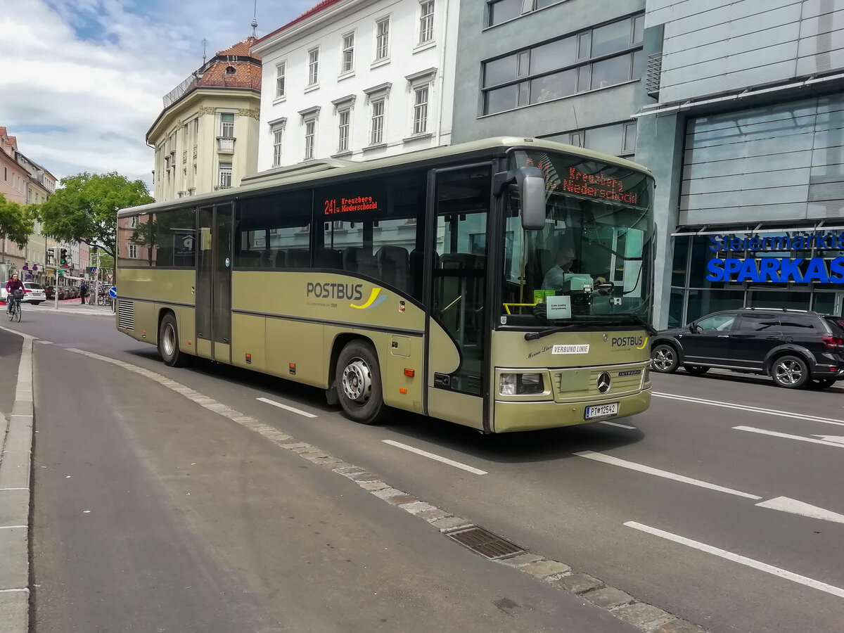 Graz. Schon länger ist es her, dass die Integro der 1. Generation verschwunden sind, stand 2021 befinden sich noch wenige dieser Busse im Einsatz bei der ÖBB Postbus AG. Am 23.5.2019 konnte ich einen schon lange historischen Integro, bei der Grazer Neutorgasse ablichten.