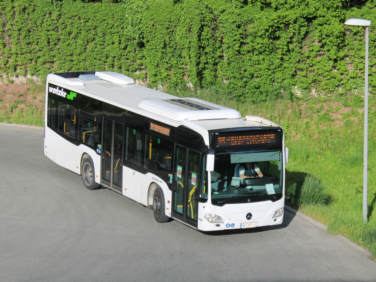 Graz. Seit mehreren Wochen ist der neue, blütenweiße Citaro K für Watzke unterwegs. Am 02.05.2020 war dieser Bus auf der Linie 35 anzutreffen, hier beim Wenden bei der Endstation Don Bosco. 