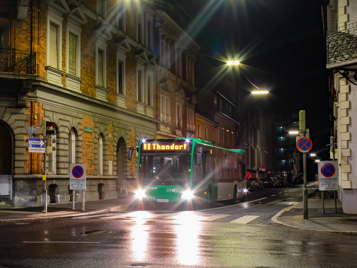 Graz. Seit mittlerweile nun insgesamt genau zwanzig Jahren ein etabliertes und bekanntes Angebot für Grazer Feierlustige und Nachtschwärmer: Die Nightline. Vor zwanzig Jahren, im Jahr 2003, nahm der Nachtbusbetrieb in Graz seinen Betrieb auf. Heute verkehrt dieser in den Nächten von Freitag auf Samstag, und Samstag auf Sonntag mit insgesamt acht Linien und bedient ein umfassendes Netz in Graz und deren umliegenden Gemeinden. Zur Feier dieses Jubiläums, konnte ich in der Nacht auf den 06.08.2023, einen Bus der Nachtlinie N8 bei der Neuholdaugasse fotografieren.