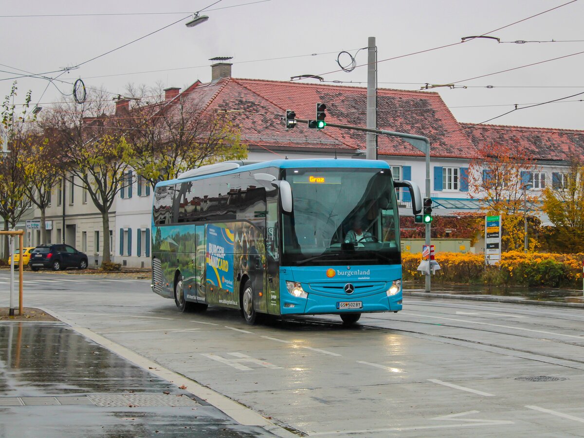 Graz. Seit Sommer 2021 setzt der Südburgenlandbus auf Reisebusse statt nur Sprintern. Am 14.11.2021 konnte ich den Mercedes Tourismo des Unternehmens in der Münzgrabenstraße ablichten.