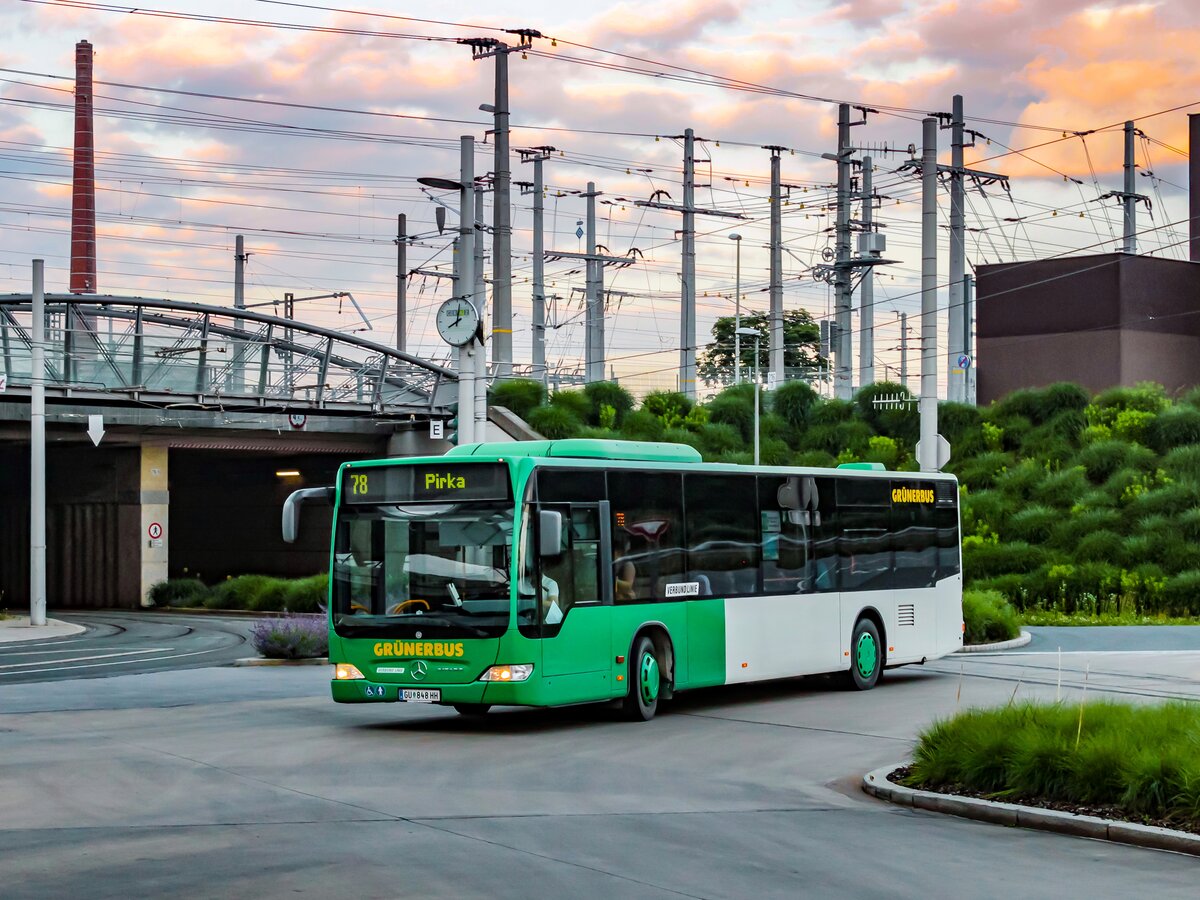 Graz. Totgesagte leben länger: Die Firma Grünerbus aus Graz besitzt immer noch einen Mercedes O 530 Facelift, am 13.06.2023 war dieses Fahrzeug auf der Linie 78, hier in Puntigam.