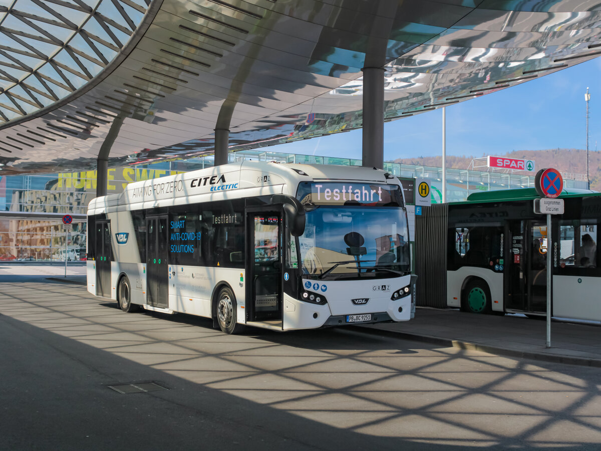Graz. Über Ostern 2022 testen die Graz Linien einen VDL Citea, welcher kürzlich erst in Klagenfurt im Einsatz war. Der Elektrobus ist hier abgestellt am Europaplatz zu sehen.