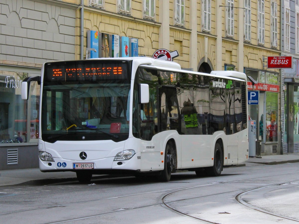 Graz. Um den Fahrzeugbedarf zu stillen, wurden nicht nur neue MAN Lion's City nach Graz gebracht, sondern auch ein Citaro K. Am 24.04.2020 war der neue, blütenweiße Wiener auf der Linie 35, welcher hier am Jakominiplatz seine Stehzeit abwartet. 