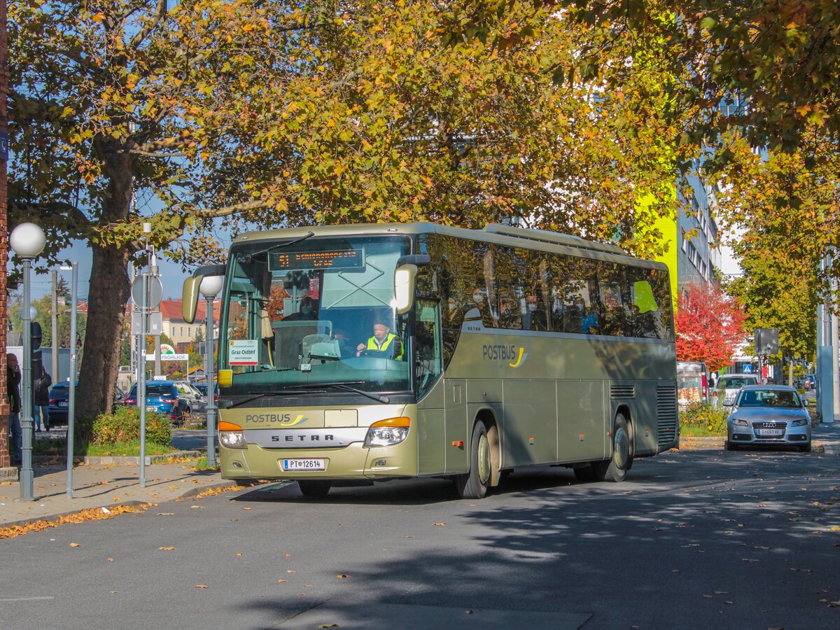 Graz. Während der Steirischen Herbstferien, fanden Bauarbeiten auf der Steirischen Ostbahn statt. Aus diesem Grund, richtete die ÖBB einen Schienenersatz zwischen Graz und Gleisdorf bzw. Weiz ein.
Fokus der Fotografen war der PT 12614: Das PT-Kennzeichen (Abkürzung für Postauto) wird Österreichweit seit 2005 nicht mehr benutzt. Dies ist auch ein Hinweis darauf, dass der Bus ziemlich alt sein muss, was auch der Fall ist: Der PT 12614 ist der älteste Postbus der Steiermark, und einer der ältesten in ganz Österreich. Vom Setra S 415 GT-HD gab es zwei Stück, der andere Bus dieser Type wurde Anfang 2020 abgestellt.