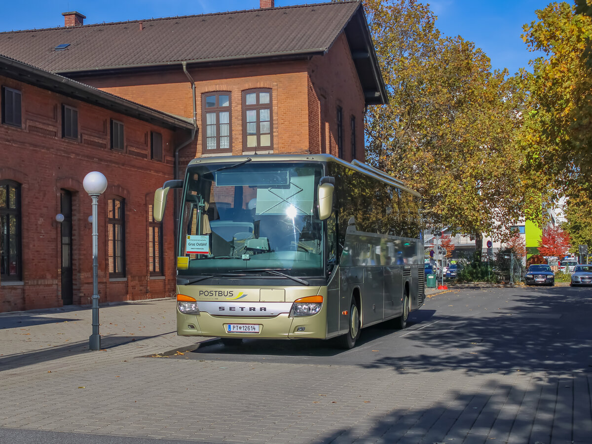 Graz. Während der Steirischen Herbstferien, fanden Bauarbeiten auf der Steirischen Ostbahn statt. Aus diesem Grund, richtete die ÖBB einen Schienenersatz zwischen Graz und Gleisdorf bzw. Weiz ein.
Fokus der Fotografen war der PT 12614: Das PT-Kennzeichen (Abkürzung für Postauto) wird Österreichweit seit 2005 nicht mehr benutzt. Dies ist auch ein Hinweis darauf, dass der Bus ziemlich alt sein muss, was auch der Fall ist: Der PT 12614 ist der älteste Postbus der Steiermark, und einer der ältesten in ganz Österreich. Vom Setra S 415 GT-HD gab es zwei Stück, der andere Bus dieser Type wurde Anfang 2020 abgestellt.