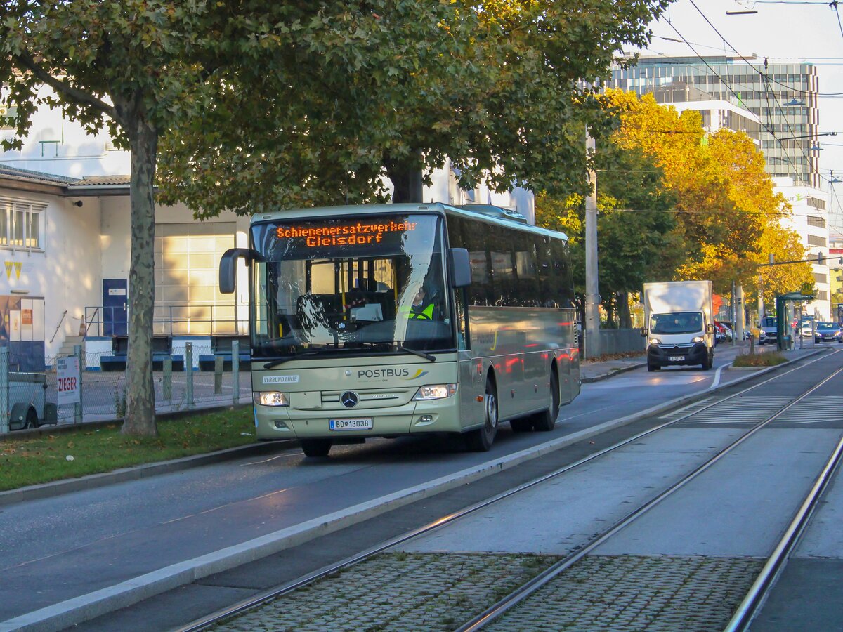 Graz. Während der Steirischen Herbstferien, fanden Bauarbeiten auf der Steirischen Ostbahn statt. Aus diesem Grund, richtete die ÖBB einen Schienenersatz zwischen Graz und Gleisdorf bzw. Weiz ein.
BD 13038 ist hier kurz nach verlassen vom Ostbahnhof zu sehen.