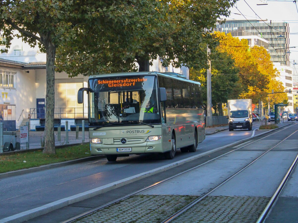 Graz. Während der Steirischen Herbstferien, fanden Bauarbeiten auf der Steirischen Ostbahn statt. Aus diesem Grund, richtete die ÖBB einen Schienenersatz zwischen Graz und Gleisdorf bzw. Weiz ein.
BD 13038 ist hier kurz nach verlassen vom Ostbahnhof zu sehen.