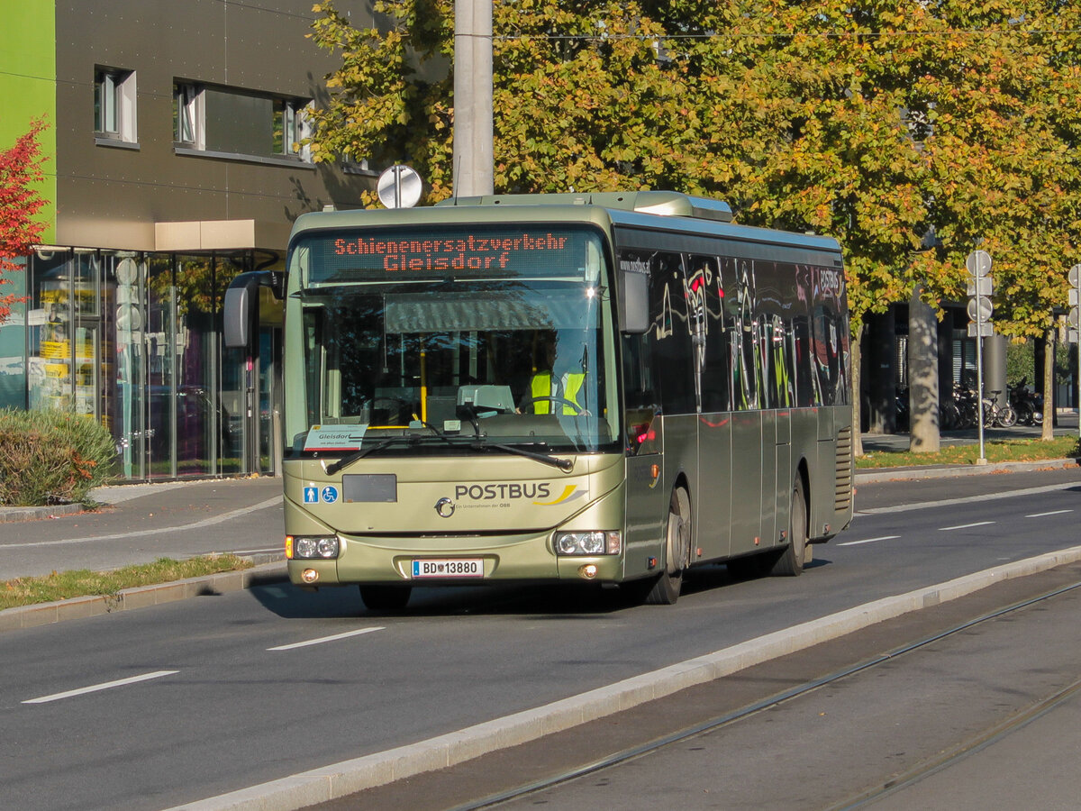 Graz. Während der Steirischen Herbstferien, fanden Bauarbeiten auf der Steirischen Ostbahn statt. Aus diesem Grund, richtete die ÖBB einen Schienenersatz zwischen Graz und Gleisdorf bzw. Weiz ein.
BD 13880 ist hier in der Conrad-von-Hötzendorf-Straße zu sehen.