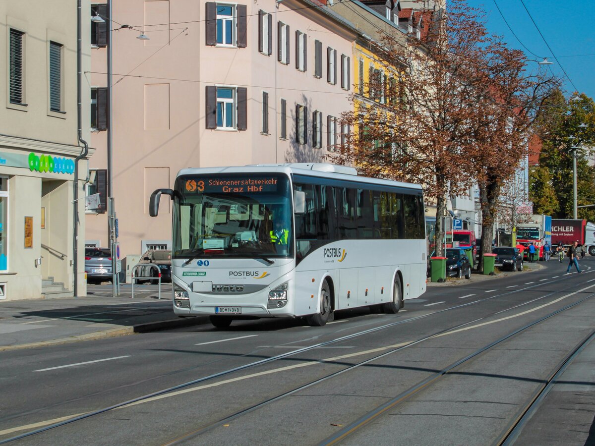 Graz. Während der Steirischen Herbstferien, fanden Bauarbeiten auf der Steirischen Ostbahn statt. Aus diesem Grund, richtete die ÖBB einen Schienenersatz zwischen Graz und Gleisdorf bzw. Weiz ein.
BD 14948 ist hier am Schönaugürtel zu sehen.