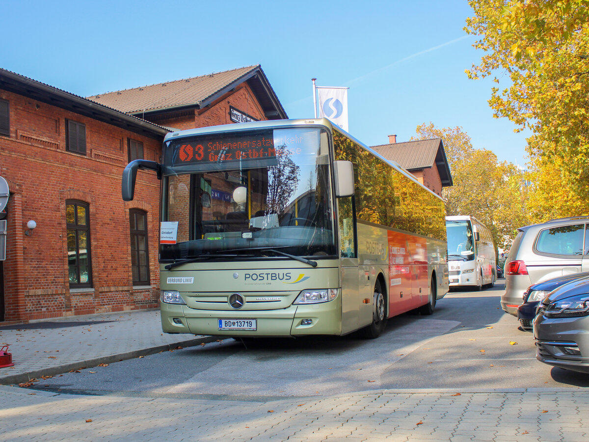 Graz. Während der Steirischen Herbstferien, fanden Bauarbeiten auf der Steirischen Ostbahn statt. Aus diesem Grund, richtete die ÖBB einen Schienenersatz zwischen Graz und Gleisdorf bzw. Weiz ein.
BD 13719 ist hier vor dem Ostbahnhof abgestellt.