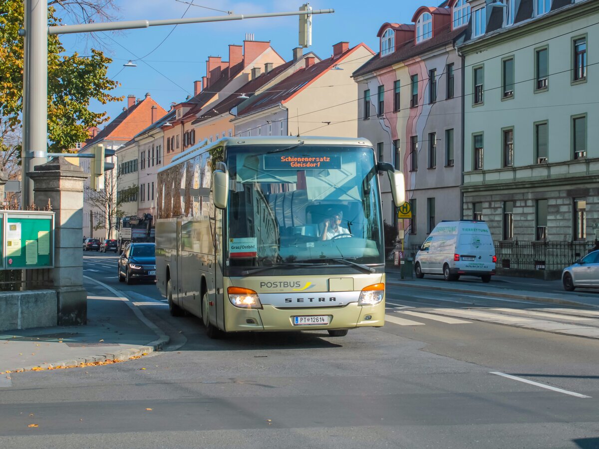 Graz. Während der Steirischen Herbstferien, fanden Bauarbeiten auf der Steirischen Ostbahn statt. Aus diesem Grund, richtete die ÖBB einen Schienenersatz zwischen Graz und Gleisdorf bzw. Weiz ein.
Fokus der Fotografen war der PT 12614: Das PT-Kennzeichen (Abkürzung für Postauto) wird Österreichweit seit 2005 nicht mehr benutzt. Dies ist auch ein Hinweis darauf, dass der Bus ziemlich alt sein muss, was auch der Fall ist: Der PT 12614 ist der älteste Postbus der Steiermark, und einer der ältesten in ganz Österreich. Vom Setra S 415 GT-HD gab es zwei Stück, der andere Bus dieser Type wurde Anfang 2020 abgestellt.