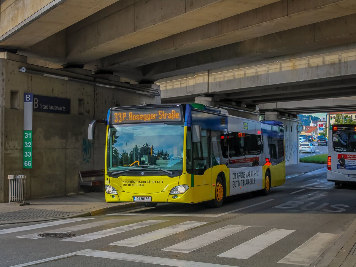 Graz. Wagen 100, mit der bereits historischen  Werbung für IKEA, steht hier am 26.6.2020 bei der Haltestelle Don Bosco.