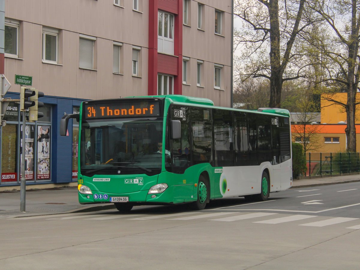 Graz. Wagen 103 der Graz Linien war am 18.034.2021 auf der Linie 34 unterwegs, hier in der Fröhlichgasse.