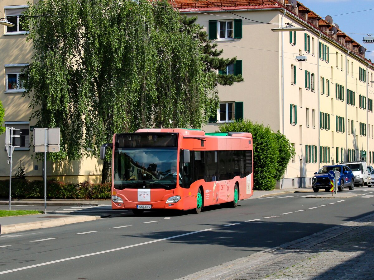 Graz. Wagen 105 der Graz Linien ist hier am 01.06.2023 als Linie 66 nach Opernring in der Neuholdaugasse zu sehen.