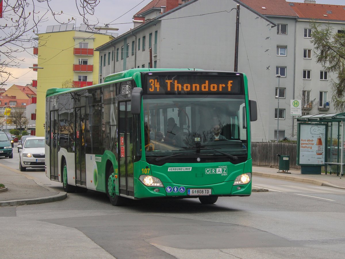 Graz. Wagen 107 der Graz Linien ist am 18.04.2021 auf der Linie 34 unterwegs, hier bei der Kirchner Kaserne.
