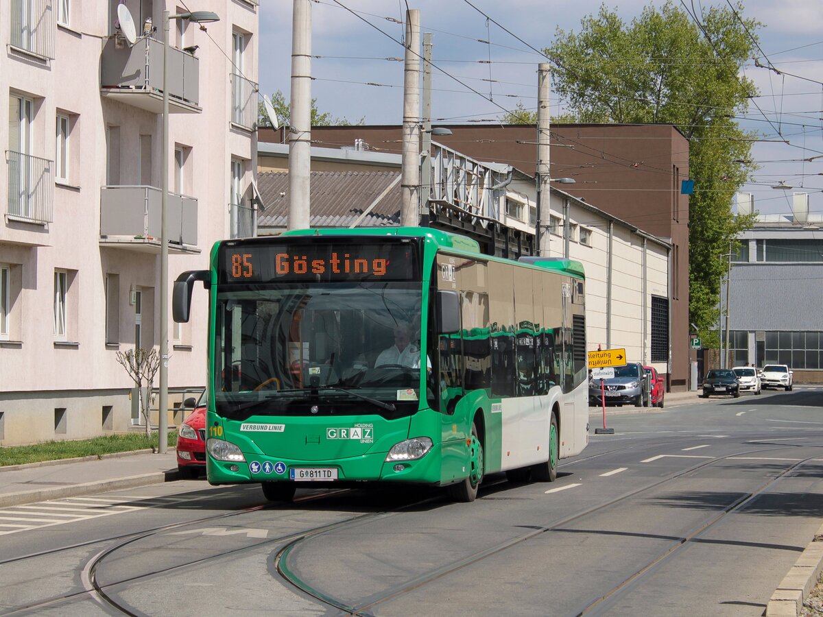 Graz. Wagen 110 der Graz Linien fährt hier am 03.05.2021 als Linie 85 durch die Laudongasse.