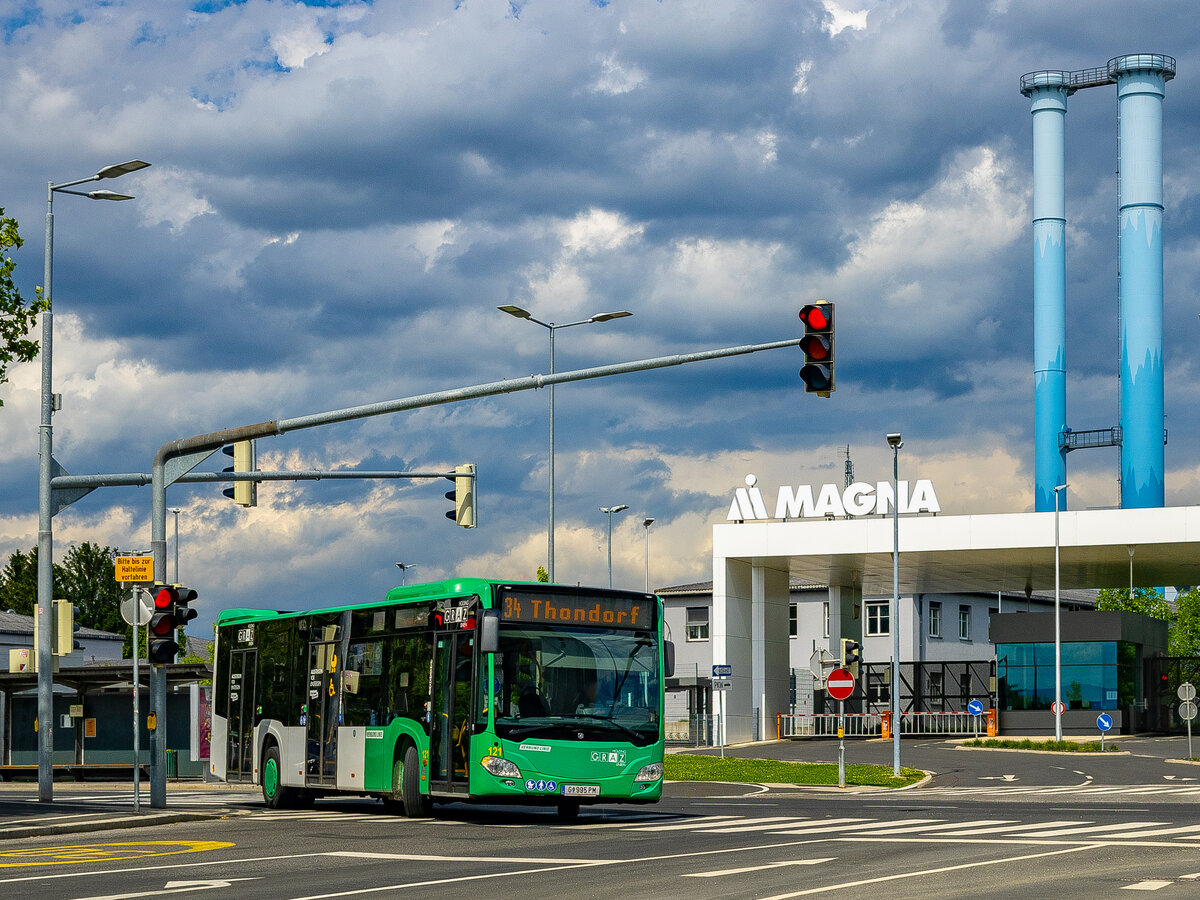 Graz. Wagen 121 verlässt hier am 19.05.2024 als Linie 34 die Haltestelle Werk Thondorf.