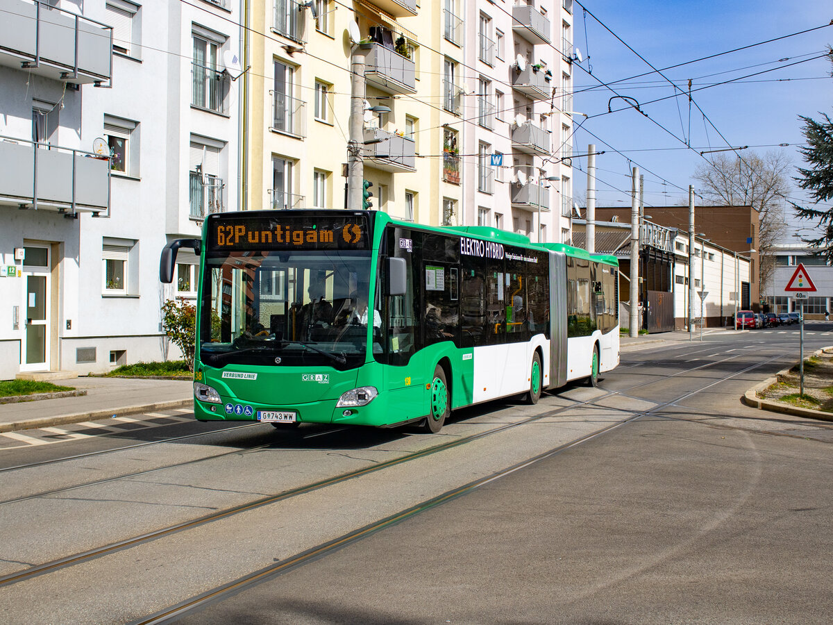 Graz. Wagen 138 der Graz Linien ist hier am 26.03.2024 als Linie 62 in der Laudongasse zu sehen.