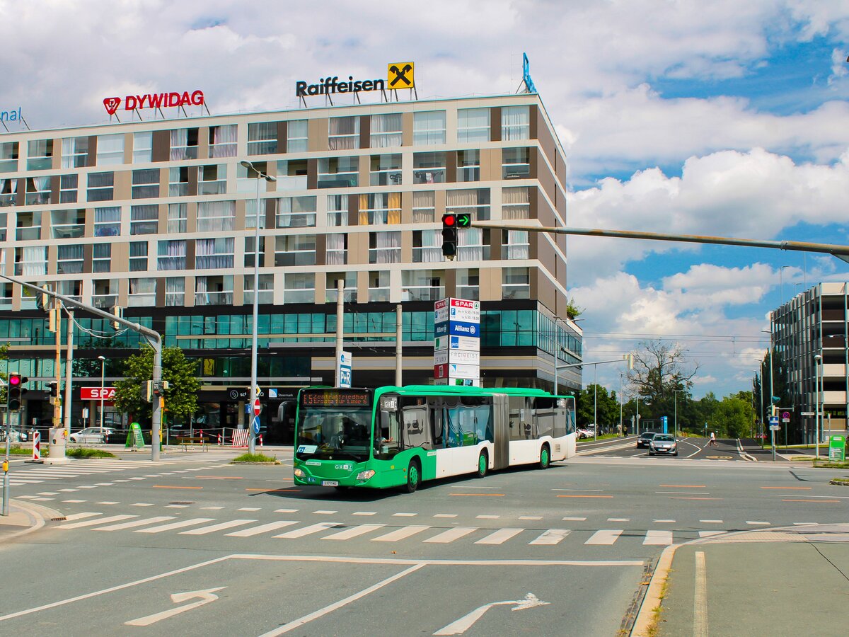 Graz. Wagen 151 der Graz Linien ist hier am 31.07.2023 als Linie E5 vor dem Brauquartier zu sehen.