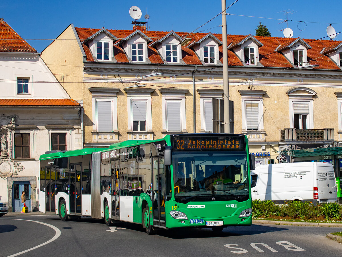 Graz. Wagen 151 der Graz Linien fährt hier am 23.03.2024 als Linie 32 in Richtung Schmiedgasse in die Haltestelle Griesplatz ein.