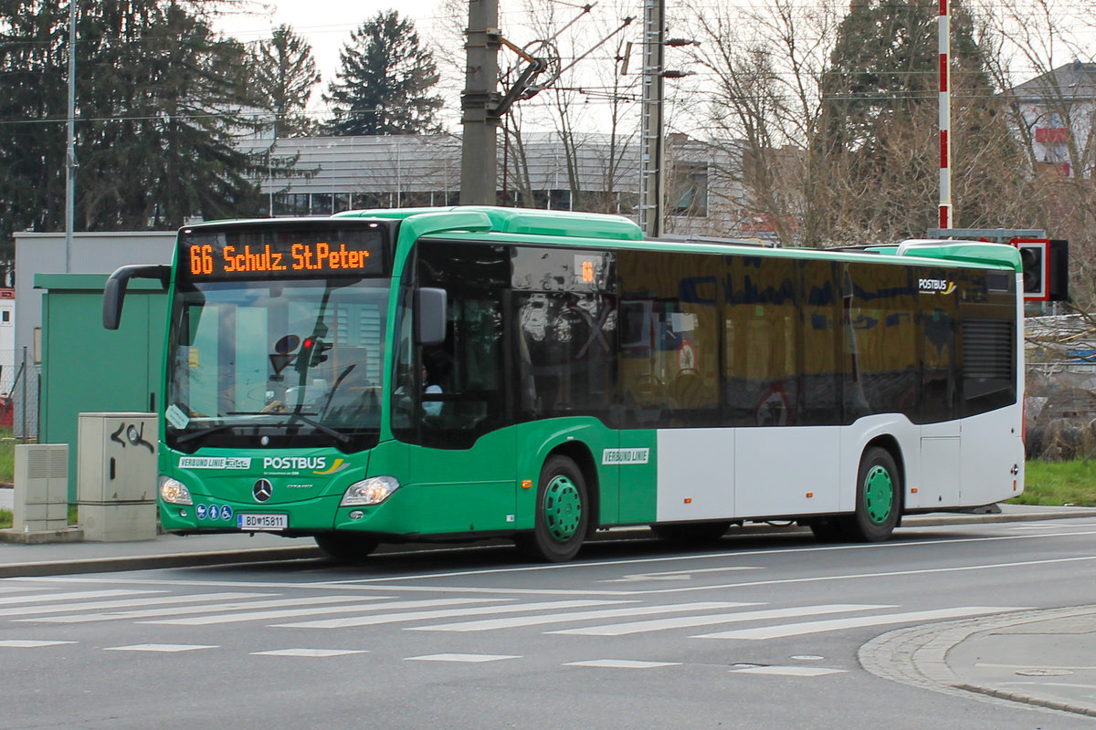 Graz. Wagen 15811 von Postbus fuhr am 03.04.2020 auf der Linie 66 Richtung Schulz. St Peter, hier bei der Messe. 