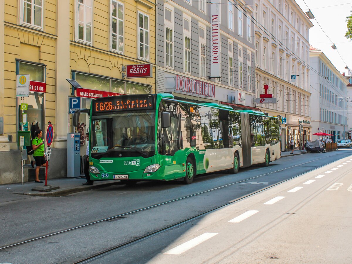 Graz. Wagen 160 der Graz Linien stehen hier am 10.07.2021 als E6/E26 in der Radetzkystraße.