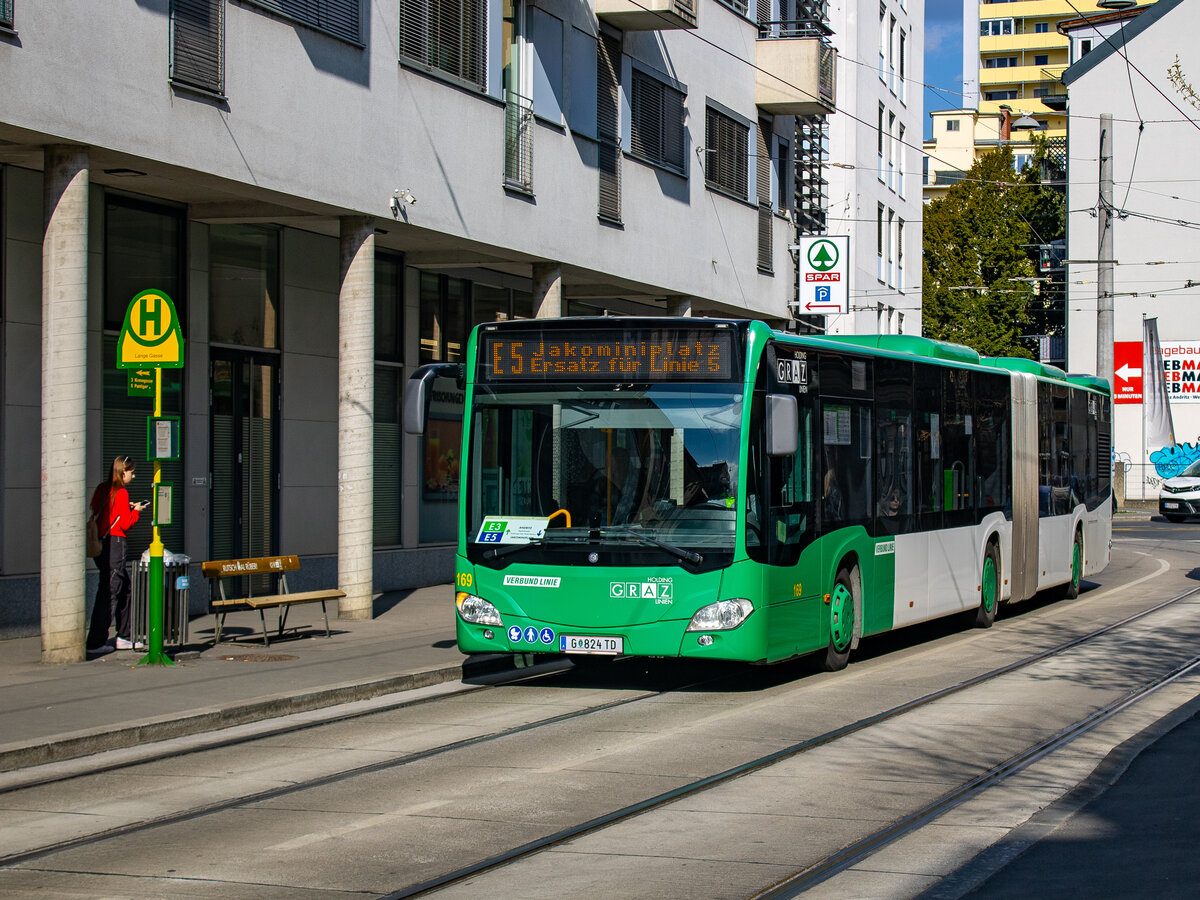 Graz. Wagen 169 der Graz Linien, fährt hier am 23.03.2024 als Linie E5 in die Haltestelle Lange Gasse ein.