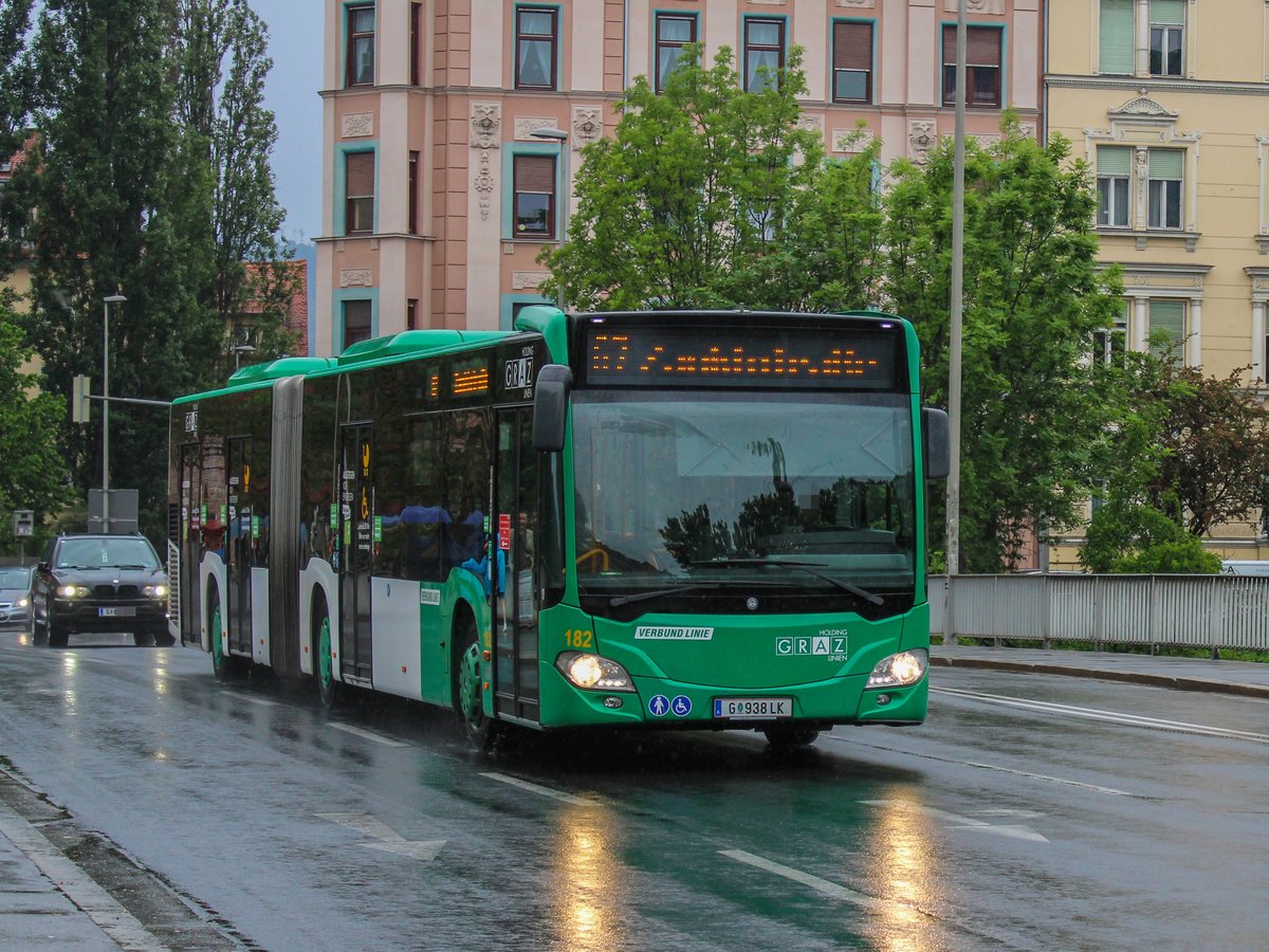 Graz. Wagen 182 fuhr am 19.05.2020 auf der Linie 67, hier bei der Grazer Synagoge bzw. auf der Augartenbrücke auf dem in Richtung Zanklstraße. 