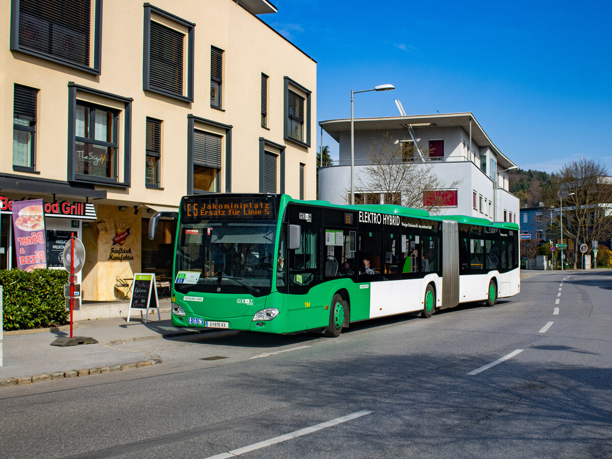 Graz. Wagen 194 der Graz Linien, steht hier am 23.03.2024 als Linie E5 in der Haltestelle Andritz.