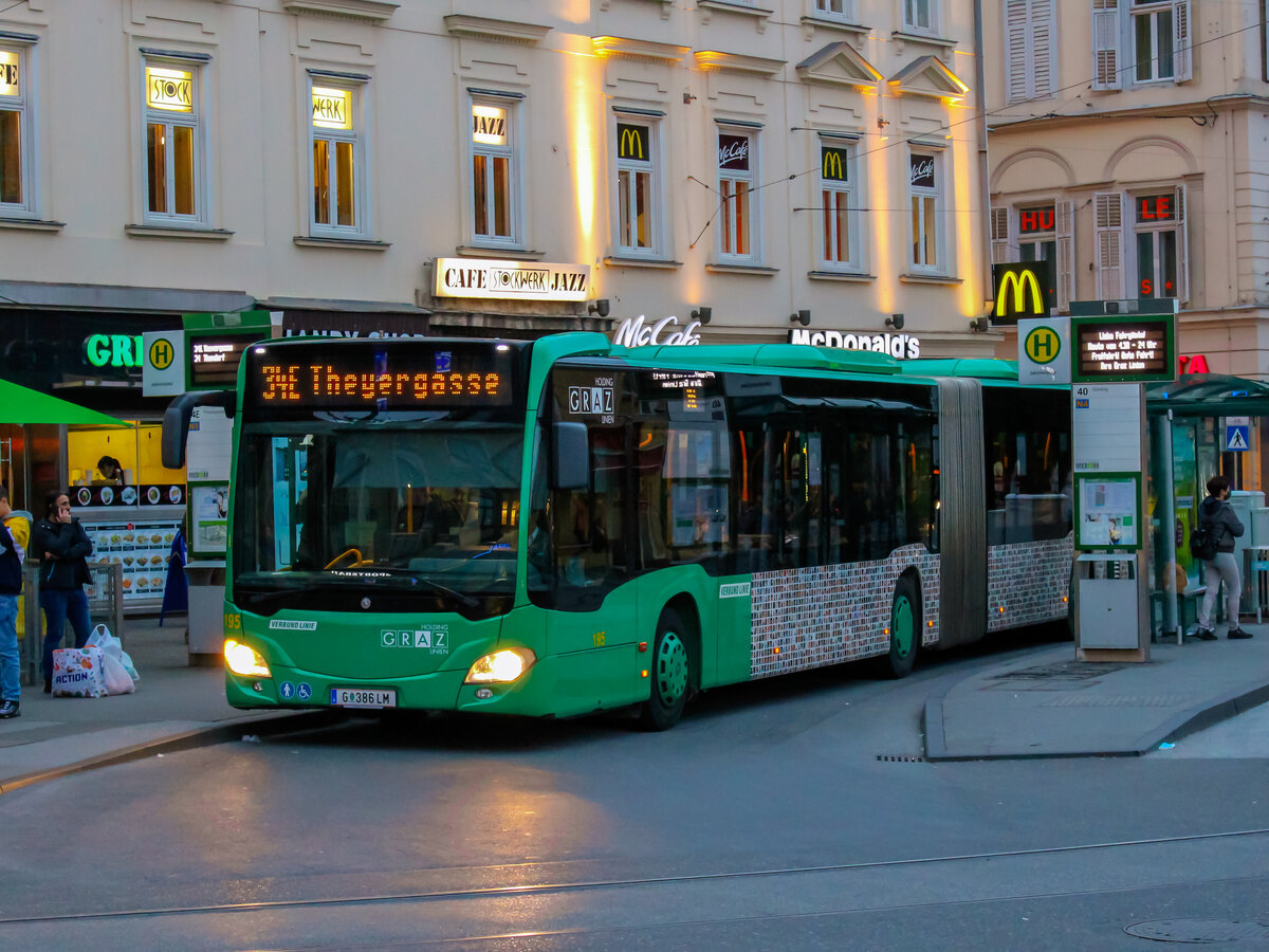 Graz. Wagen 195, der  Stickerbus  mit Werbung für  Zeig dein Gesicht! , steht am 17.10.2020 am Jakominiplatz als Linie 34E.