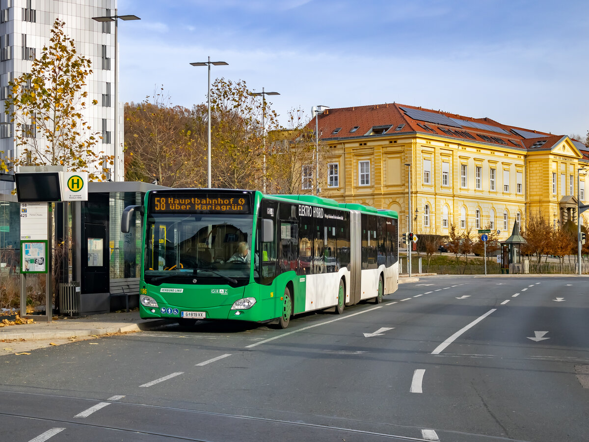 Graz. Wagen 196 der Graz Linien steht hier am 27.11.2023 als Linie 58 am Riesplatz.