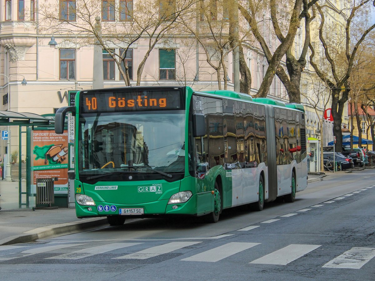Graz. Wagen 29 der Graz Linien war am Nachmittag des 13.03.2021 auf der Linie 40 unterwegs, hier bei der Haltestelle Wielandgasse.