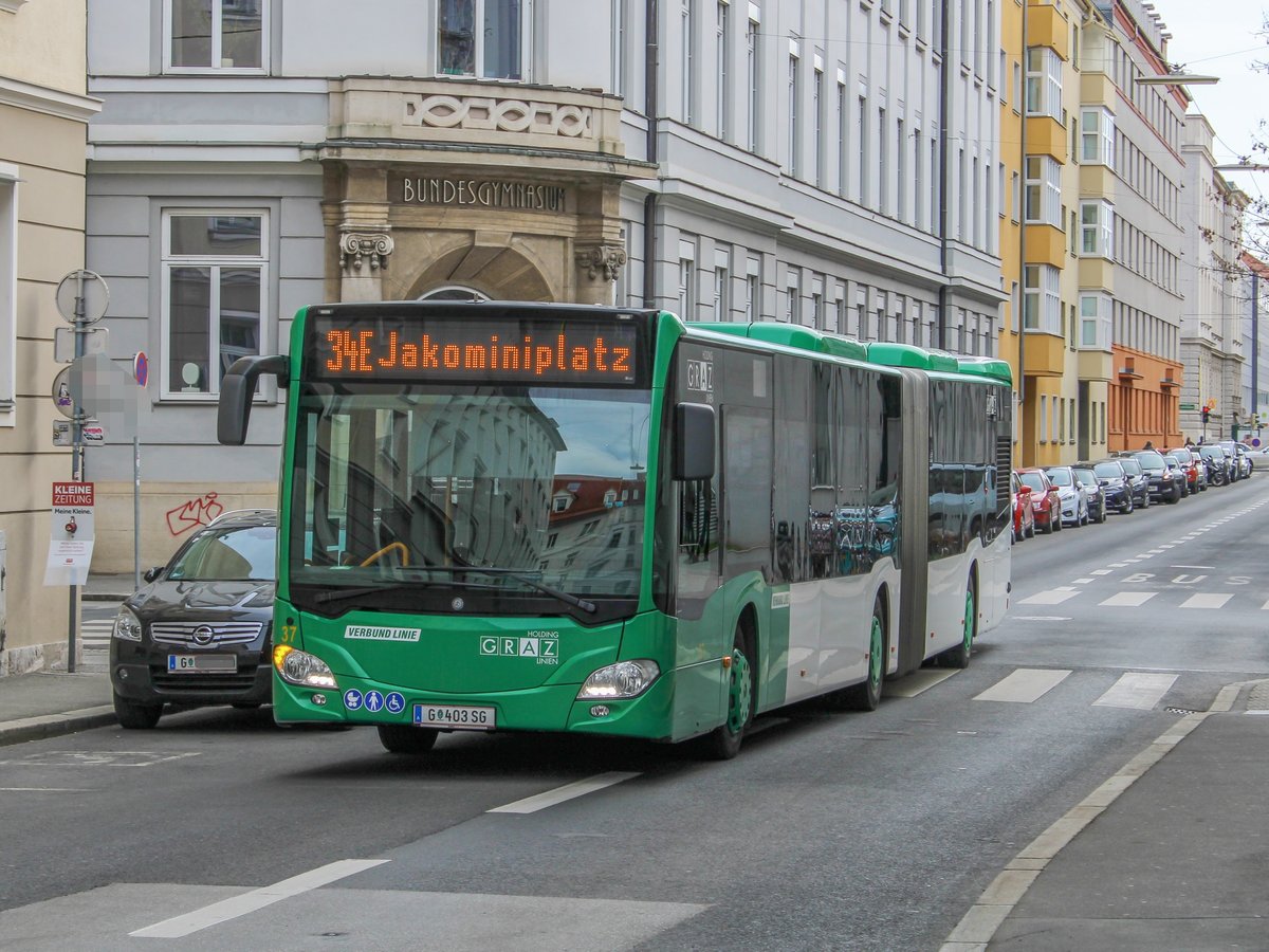 Graz. Wagen 37 der Graz Linien war am Nachmittag des 13.03.2021 auf der Linie 34E unterwegs, hier bei der Haltestelle Wielandgasse-Süd.