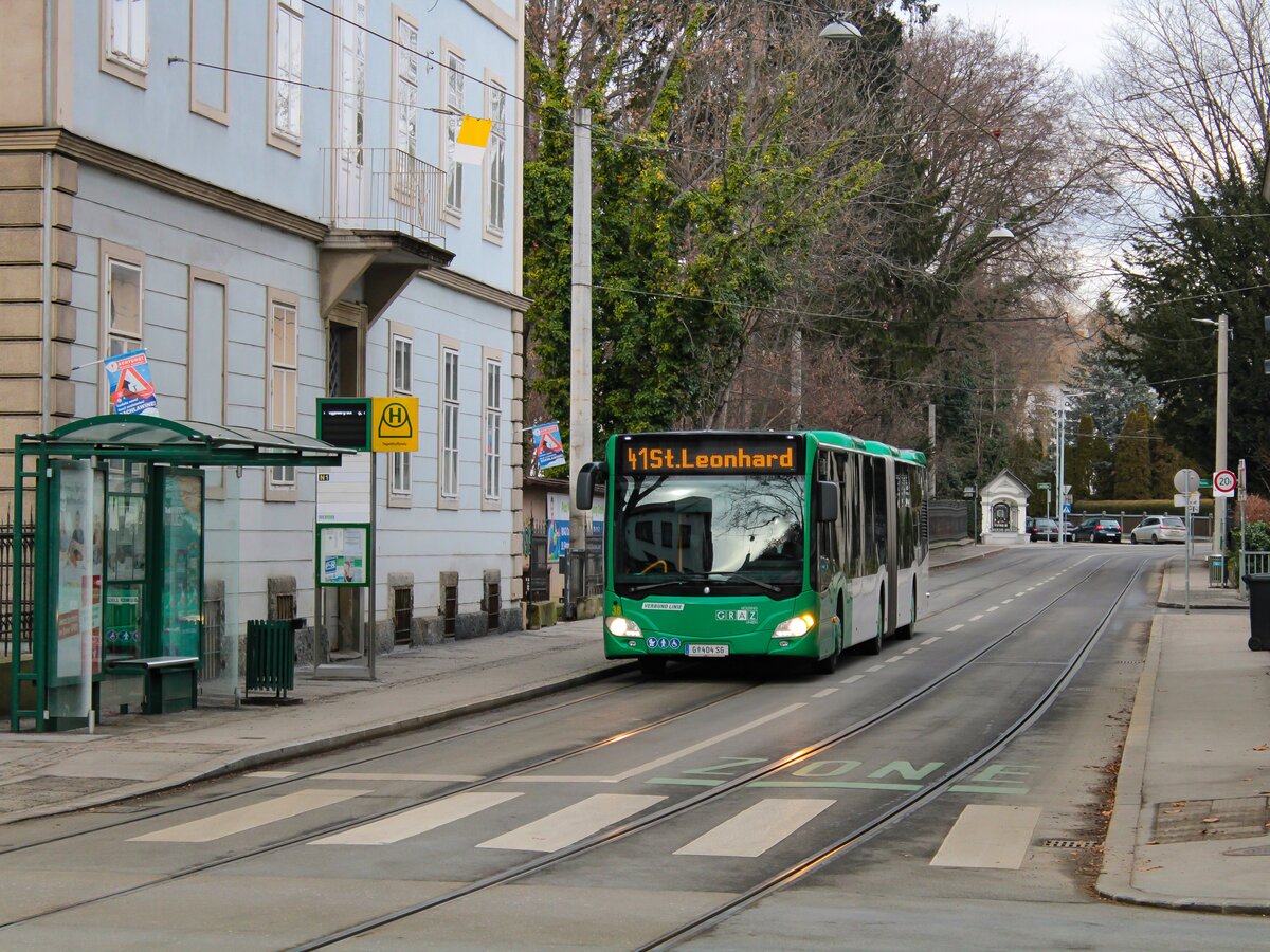 Graz. Wagen 38 der Graz Linien fährt hier am 13.01.2023 als Linie 41 durch die Hartenaugasse.