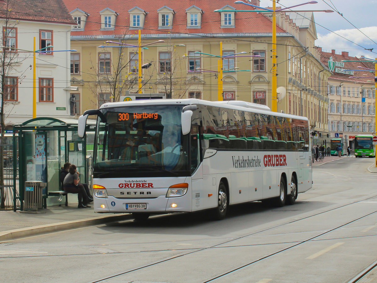 Graz. Wagen 38 der Verkehrsbetriebe Gruber fährt hier am 11.04.2021 als Linie 300 nach Hartberg und wartet seine Stehzeit am Jakominiplatz ab.