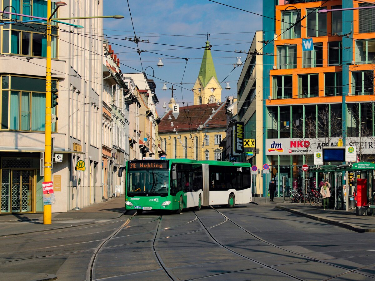 Graz. Wagen 44 der Graz Linien ist hier als Linie 31E am Jakominiplatz zu sehen.