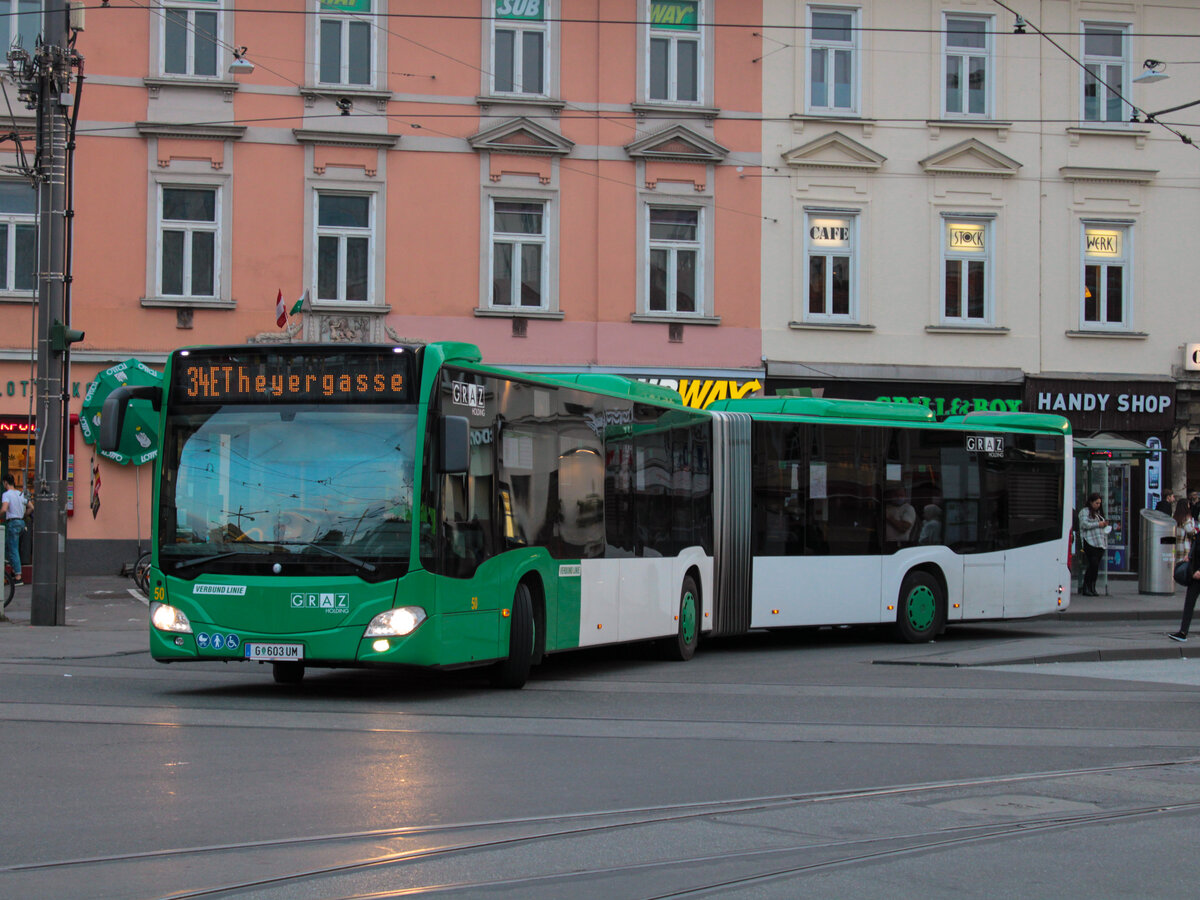 Graz. Wagen 50 der Graz Linien verlässt hier am 02.10.2021 am Grazer Jakominiplatz.