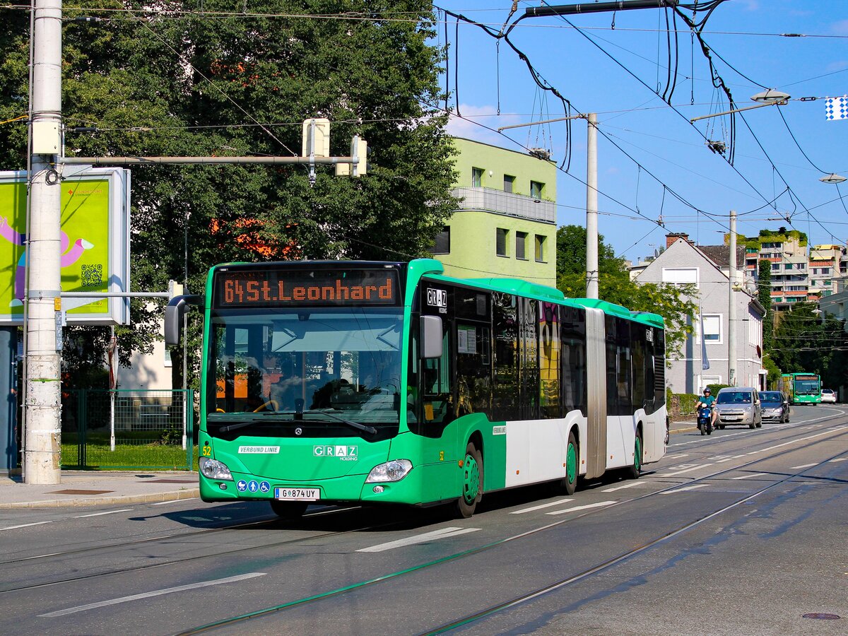 Graz. Wagen 52 der Graz Linien ist hier am 07.07.2023 als Linie 64 bei der Ankunft am Schulzentrum St. Peter zu sehen.