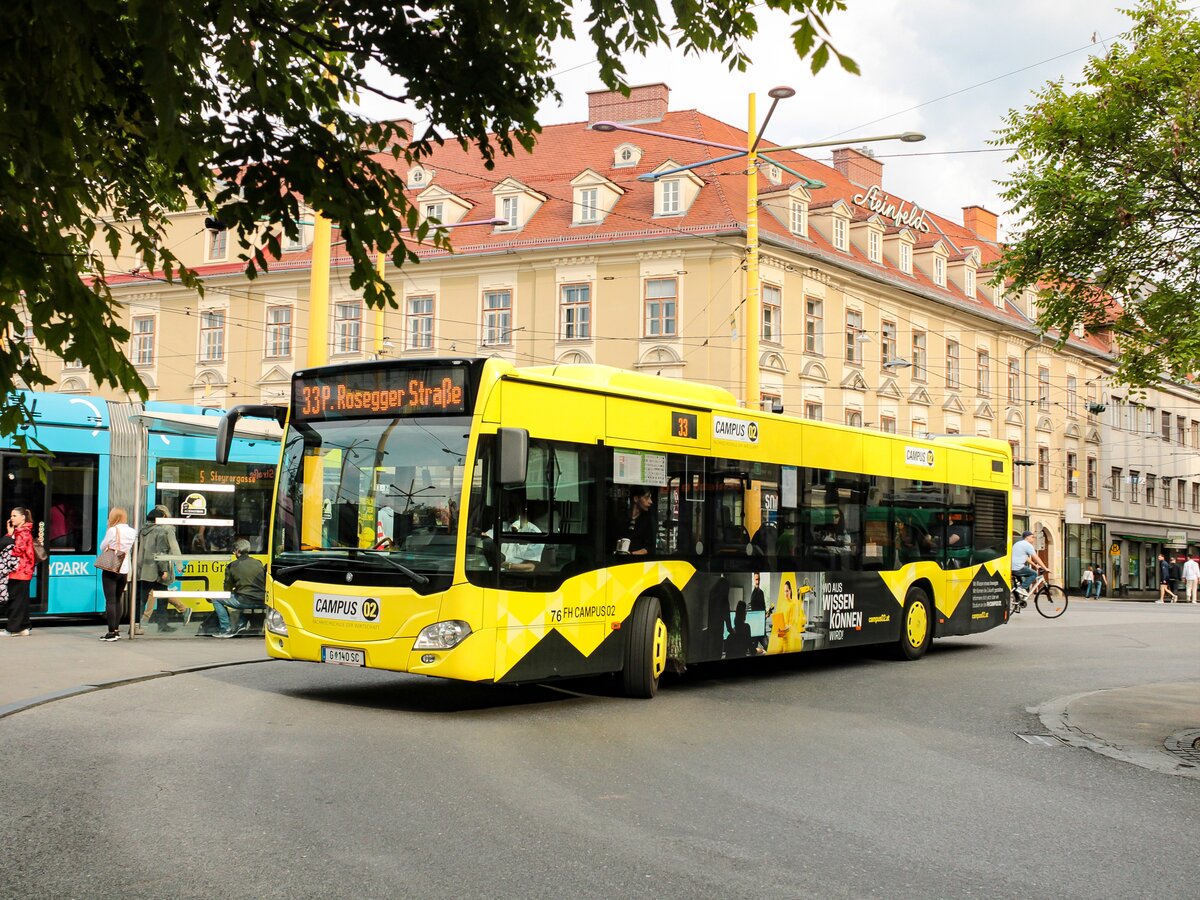 Graz. Wagen 76 der Graz Linien wirbt für den Campus 02 Graz. Der Bus war am 20.05.2023 auf der Linie 33 anzutreffen, hier bei der Abfahrt vom Jakominilatz.
