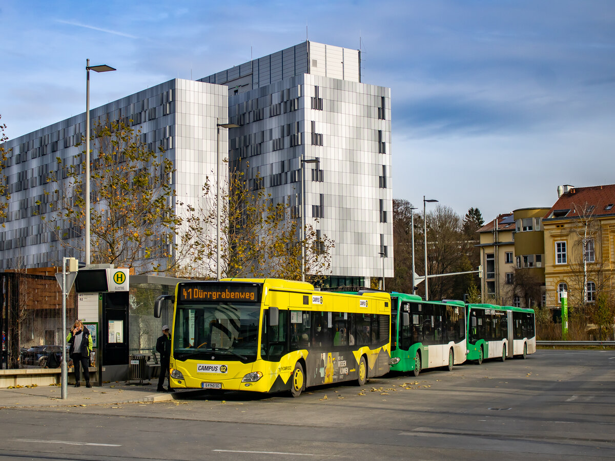Graz. Wagen 76 der Graz Linien steht hier am 27.11.2023 als Linie 41 am Riesplatz.