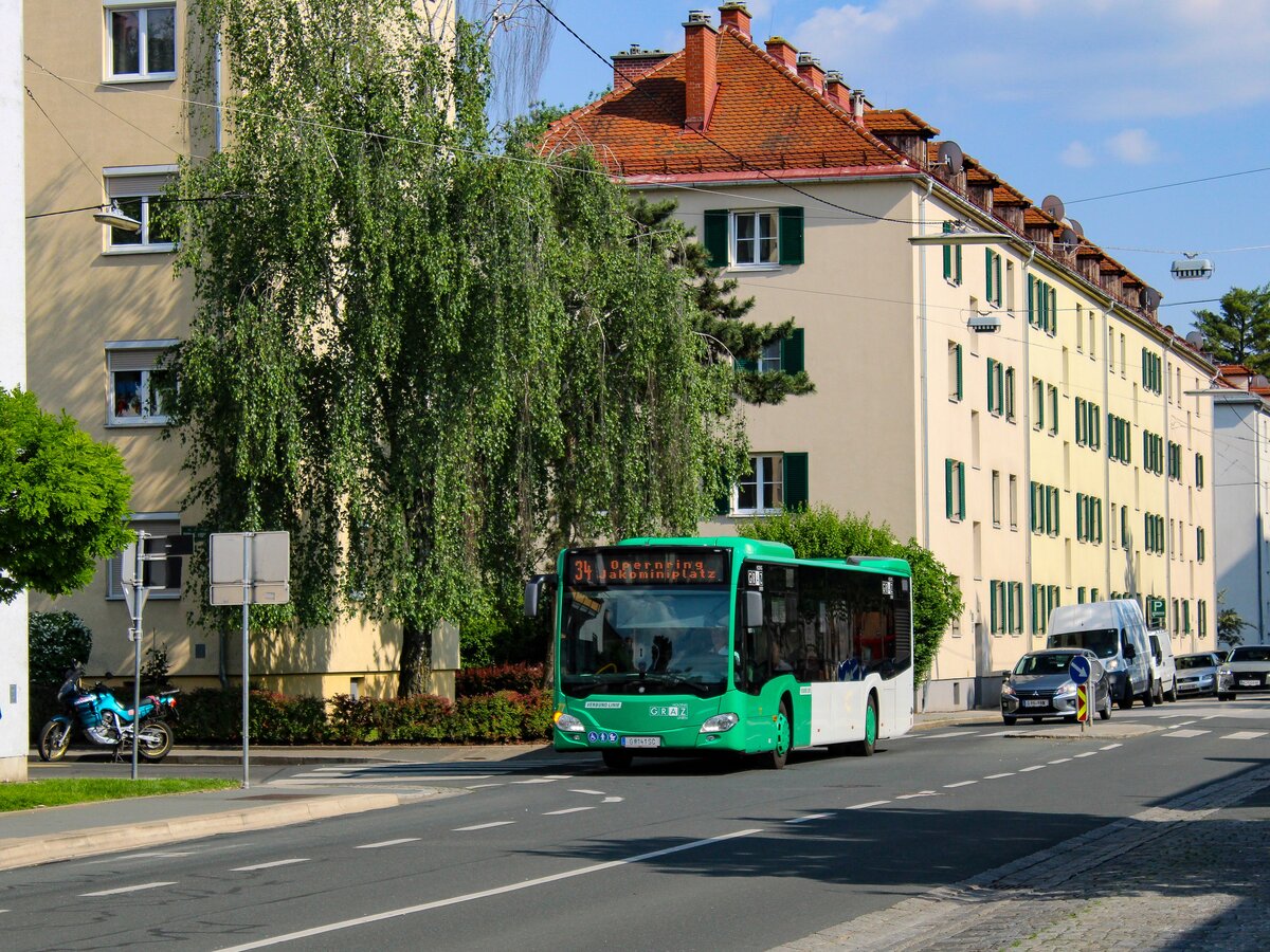 Graz. Wagen 77 der Graz Linien ist hier am 01.06.2023 als Linie 34 nach Opernring in der Neuholdaugasse zu sehen.
