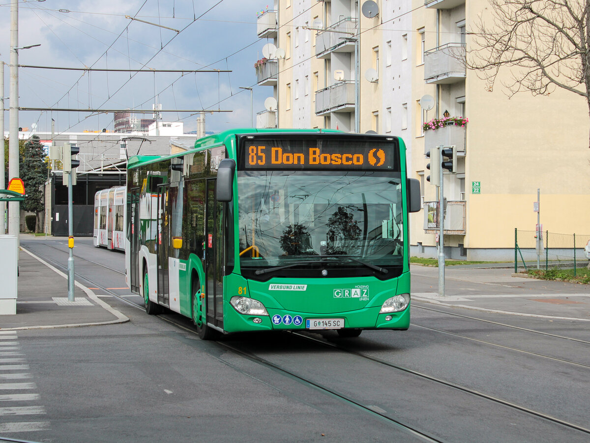 Graz. Wagen 81 der Graz Linien ist hier am 13.10.2021 in der Asperngasse zu sehen.