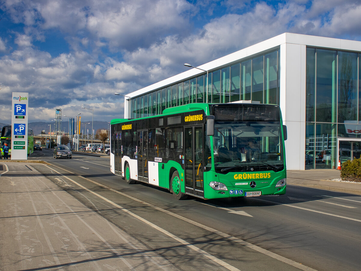 Graz. Wagen 9 von Grünerbus ist hier am 04.02.2024 als Linie 75 beim Murpark zu sehen.