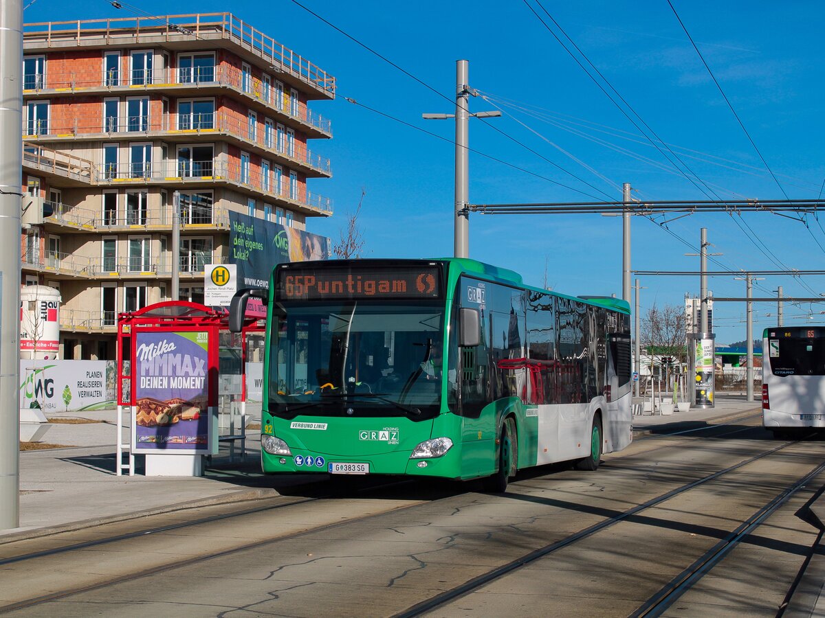 Graz. Wagen 92 der Graz Linien steht hier am 21.02.2023 als Linie 65 am Jochen-Rindt-Platz.