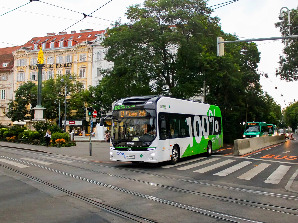 Graz. Wagen 940 der Graz Linien ist hier am 17.07.2023 als Linie 33 in Richtung Peter-Rosegger-Straße am Opernring zu sehen.