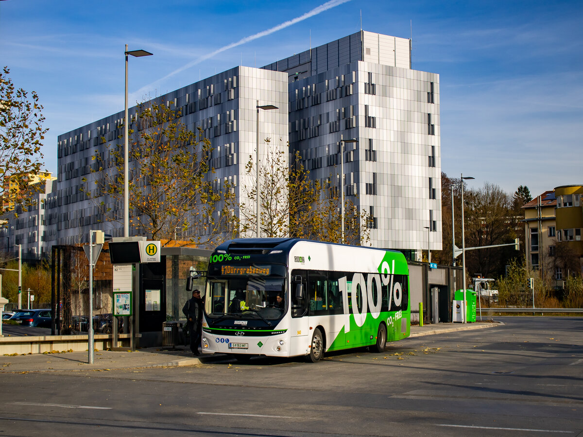 Graz. Wagen 940 der Graz Linien, ein Hyundai ELEC CITY Fuel Cell Wasserstoffbus, steht hier am 27.11.2023 als Linie 41 am Riesplatz.